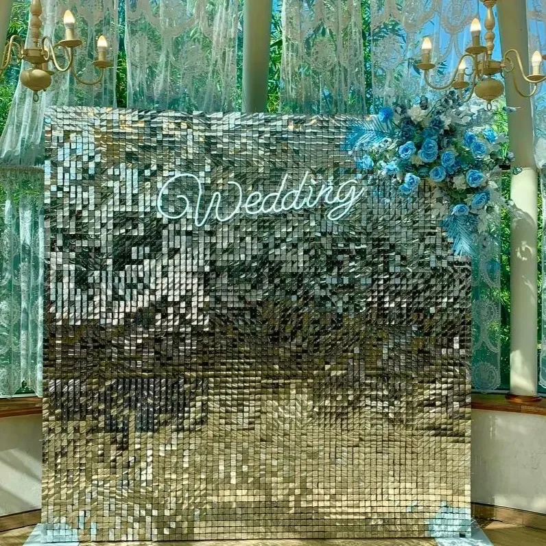 Золотисто-серебристый блестящий фон с надписью Happy Wedding и голубыми цветами.