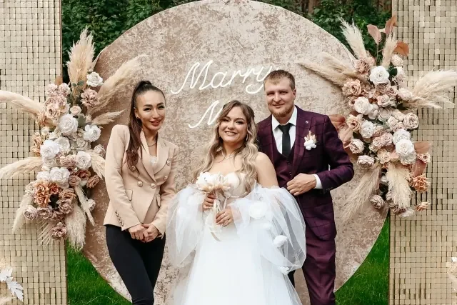 Круглая светлая фотозона с пастельной флористикой и персональной надписью.